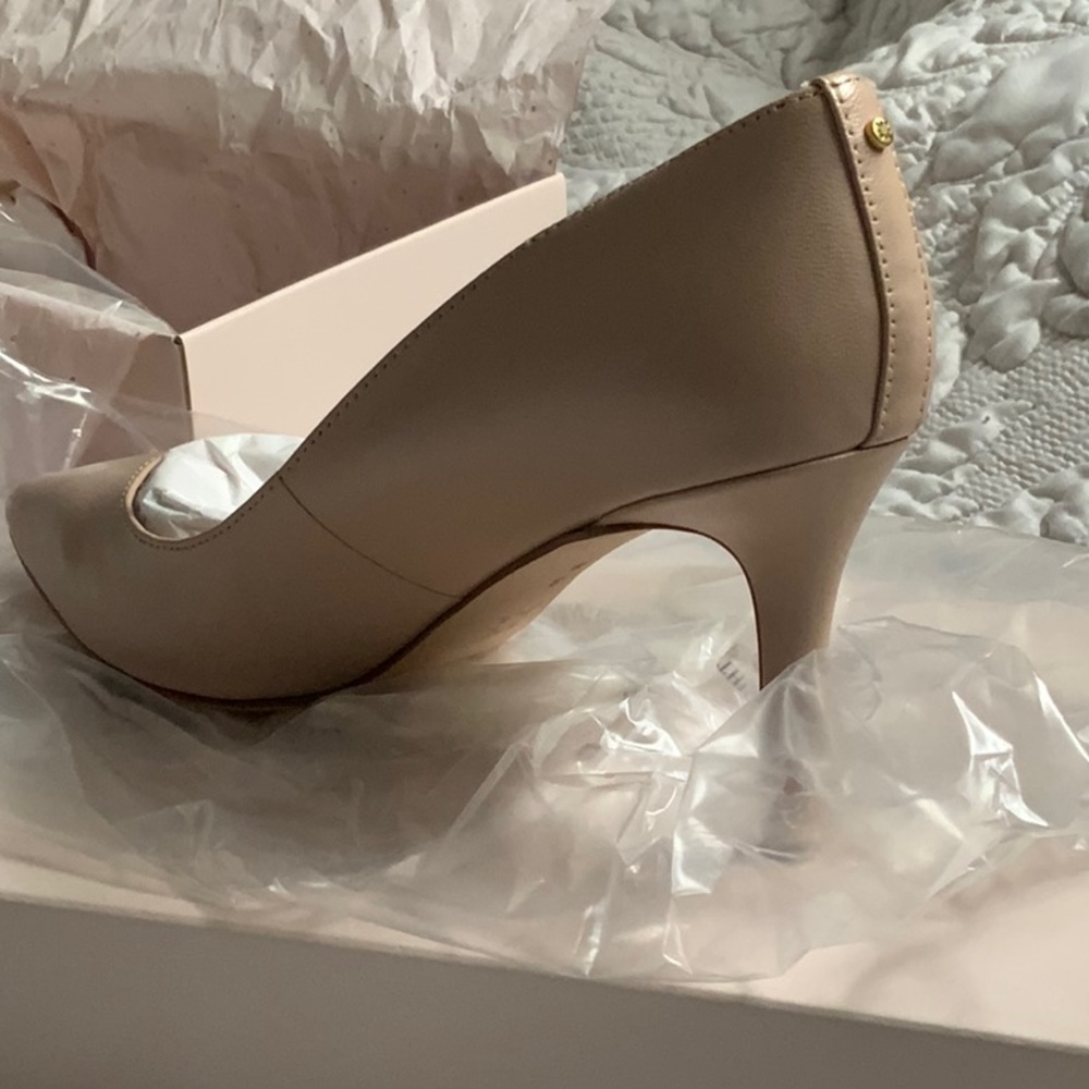 BNIB BCBGeneration Marci Kidskin heels Size 8M/38